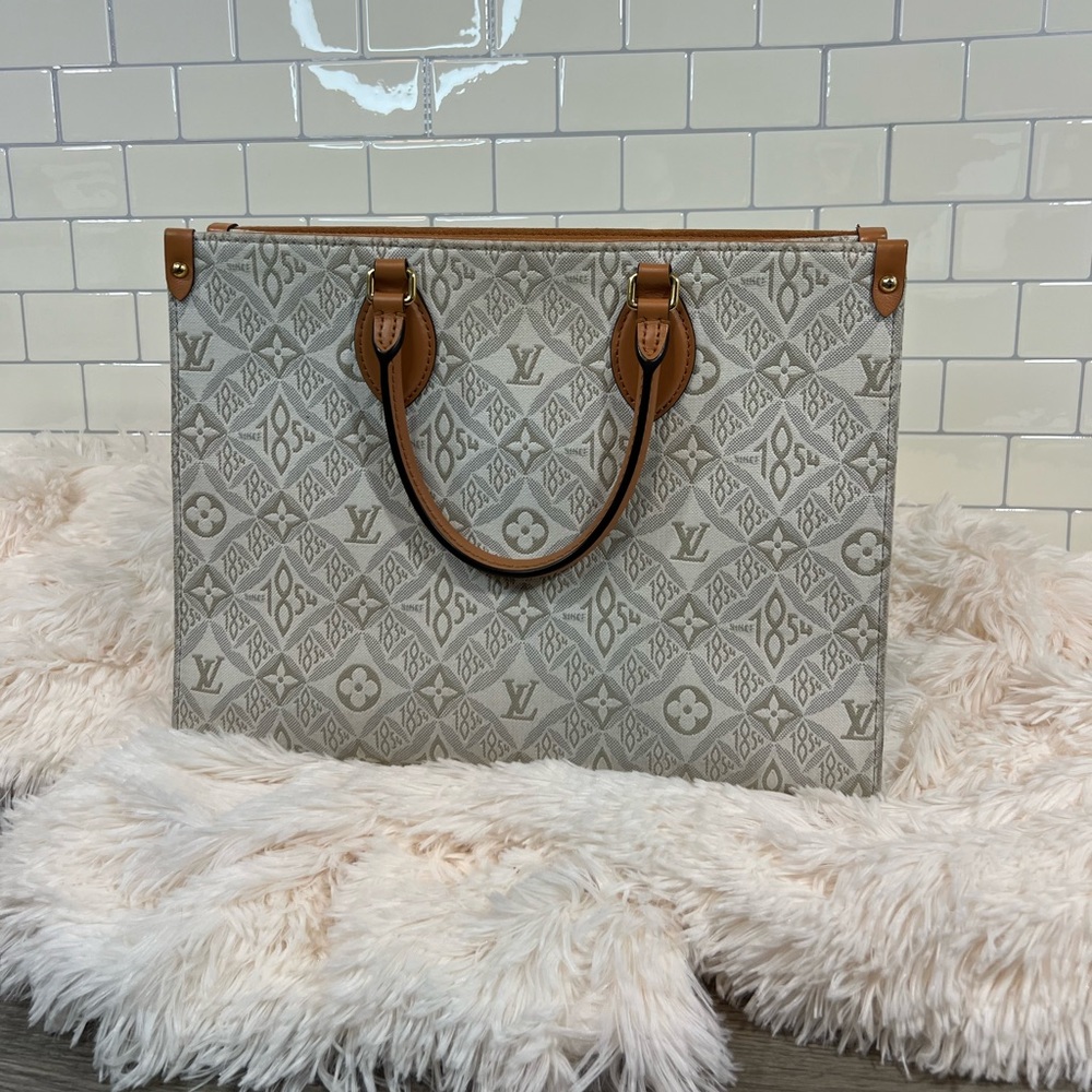 Louis Vuitton Jacquard 1854 Onthego MM in Creme - Picture 2 of 12